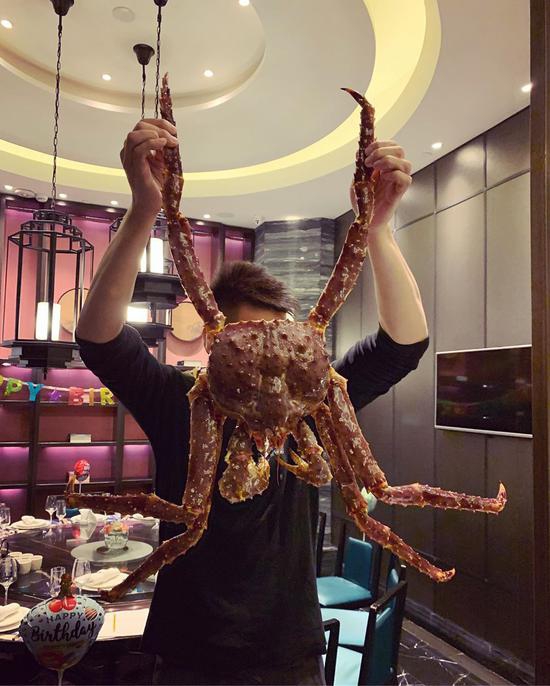 孙悦手举硕大帝王蟹给爱妻庆生