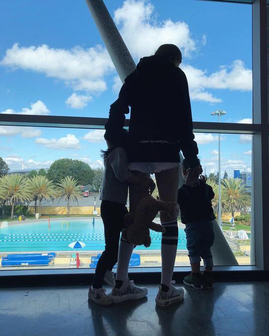 孙悦手举硕大帝王蟹给爱妻庆生