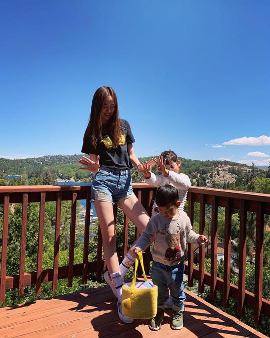 孙悦手举硕大帝王蟹给爱妻庆生