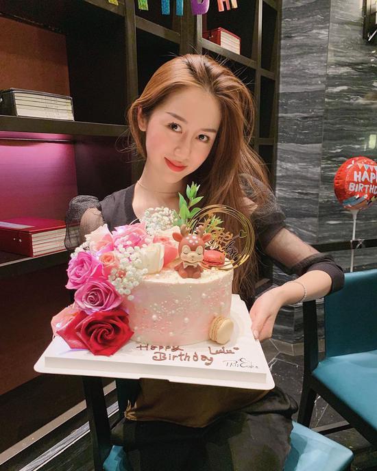 孙悦手举硕大帝王蟹给爱妻庆生