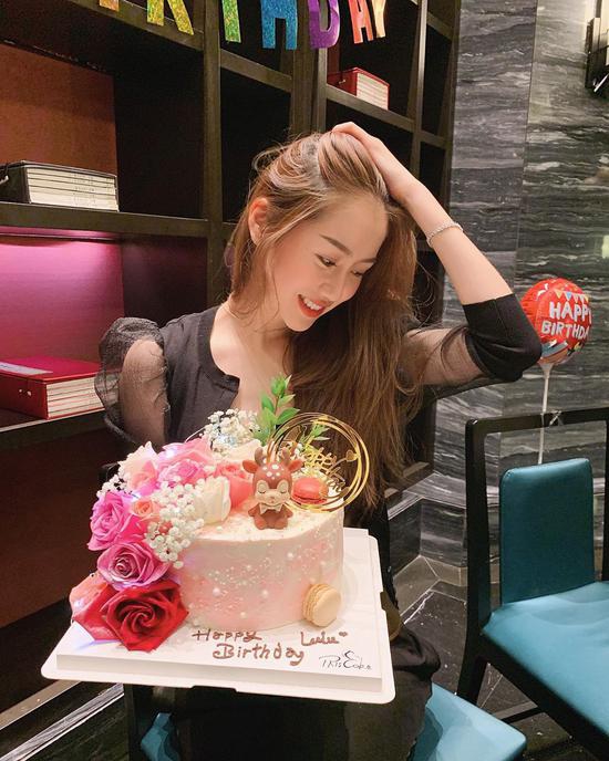 孙悦手举硕大帝王蟹给爱妻庆生