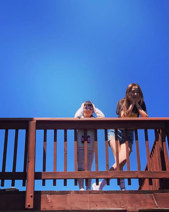 孙悦手举硕大帝王蟹给爱妻庆生