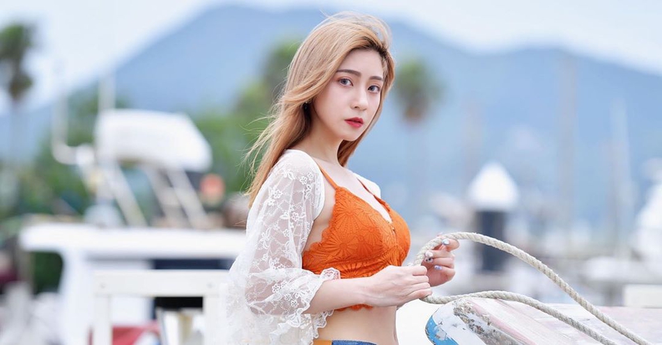 运动少女甜美可人 气质优雅身材婀娜