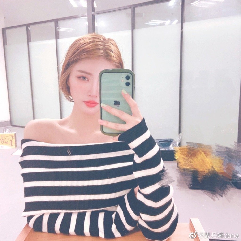 深圳啦啦队小花麦丹娜甜美私房照 是恋爱的感觉！