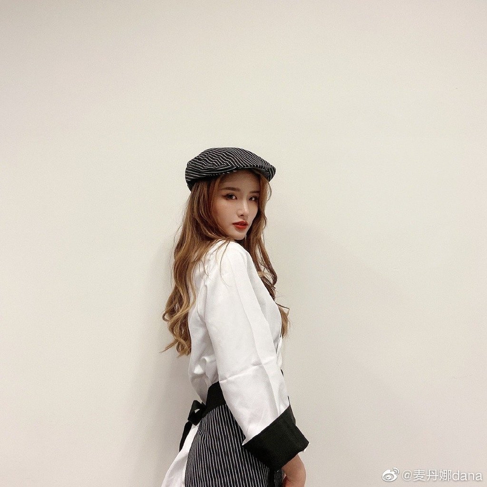 深圳啦啦队小花麦丹娜甜美私房照 是恋爱的感觉！