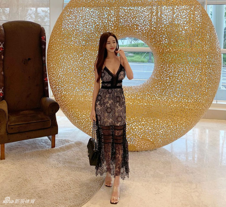 网红美女静坐海边风光无限