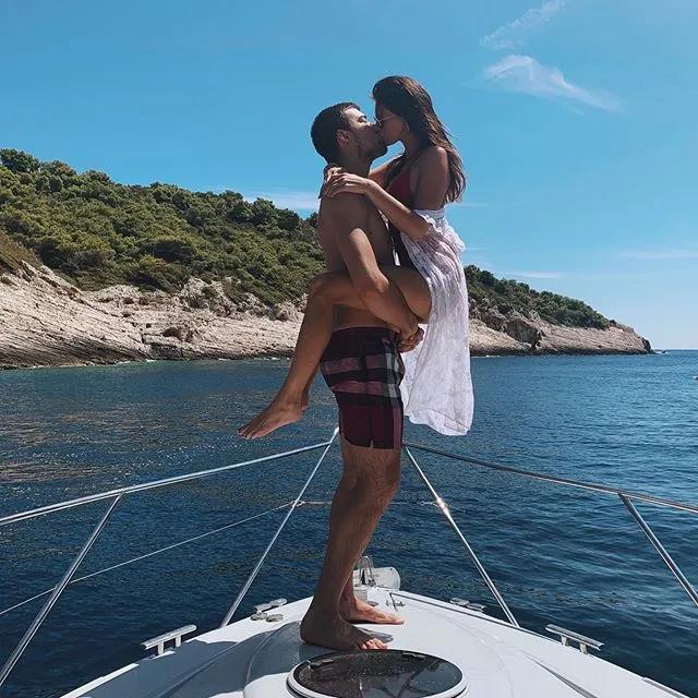 洛城高塔恋上绝美佳人!酷爱马术运动 二人在豪华游艇上热吻