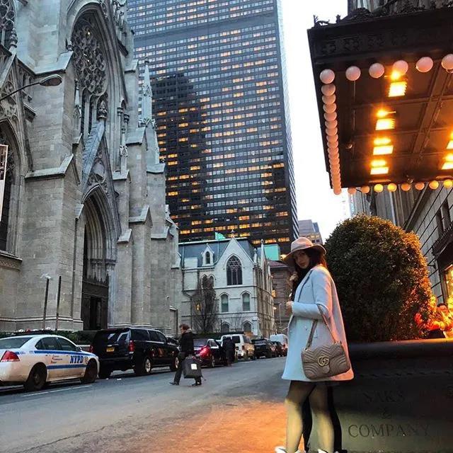 洛城高塔恋上绝美佳人!酷爱马术运动 二人在豪华游艇上热吻