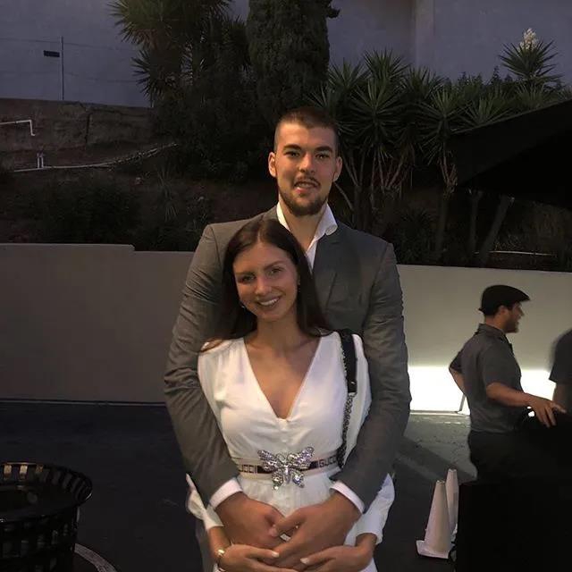 洛城高塔恋上绝美佳人!酷爱马术运动 二人在豪华游艇上热吻