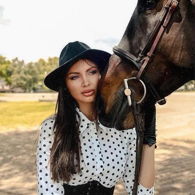 洛城高塔恋上绝美佳人!酷爱马术运动 二人在豪华游艇上热吻