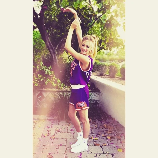 霍纳赛克女儿再出绝美球衣照！这长腿！这颜值！爱了爱了