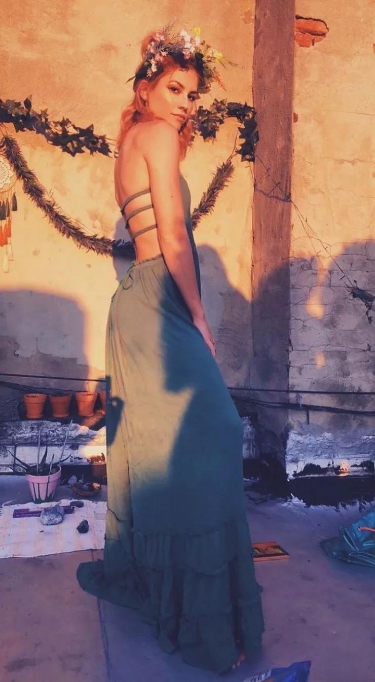 鹈鹕啦啦队员酷爱玩鹰！舞姿妖艳动人，一袭圣诞红装身材显露无疑