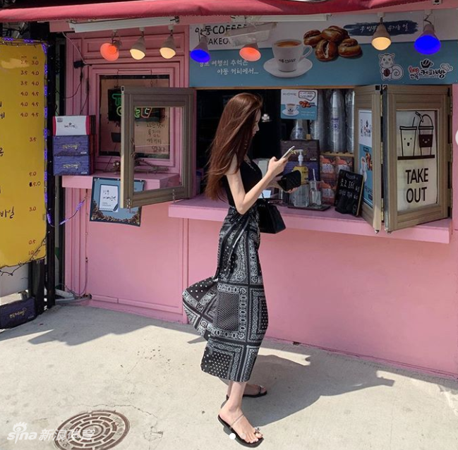 网红美女静坐海边风光无限