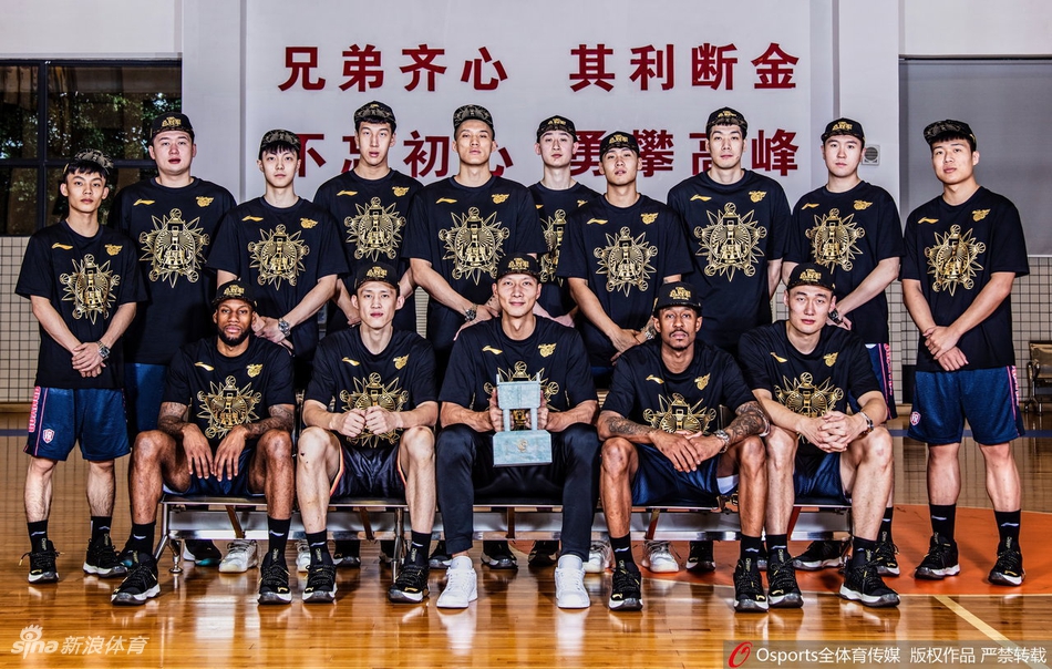 广东夺冠写真！阿联扛冠军鼎英气逼人