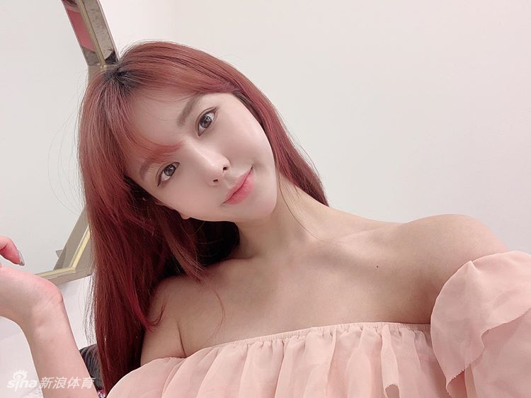 爱嘟嘴的网红美女身材高挑燃动夏日