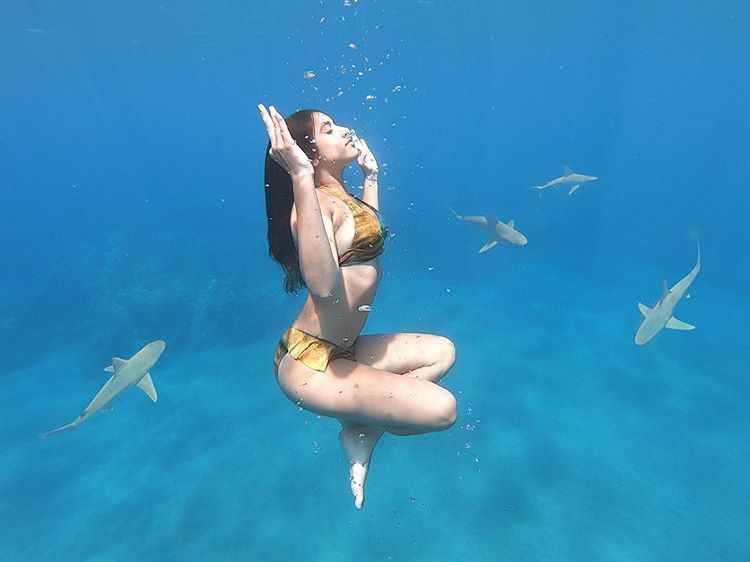 国王老板千金再发美照 异域风情妩媚动人