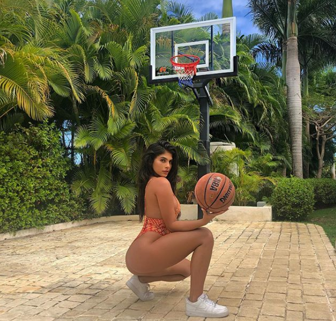 美！网红美女模特海边大秀球技