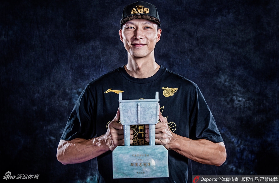 广东夺冠写真！阿联扛冠军鼎英气逼人