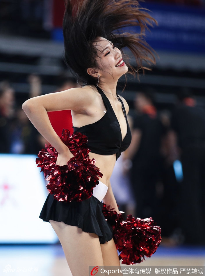 郭艾伦惨遭性感篮球宝贝“围攻”