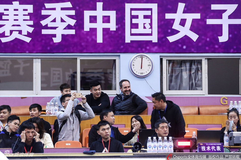 姚明亲临现场观看WCBA总决赛生死战