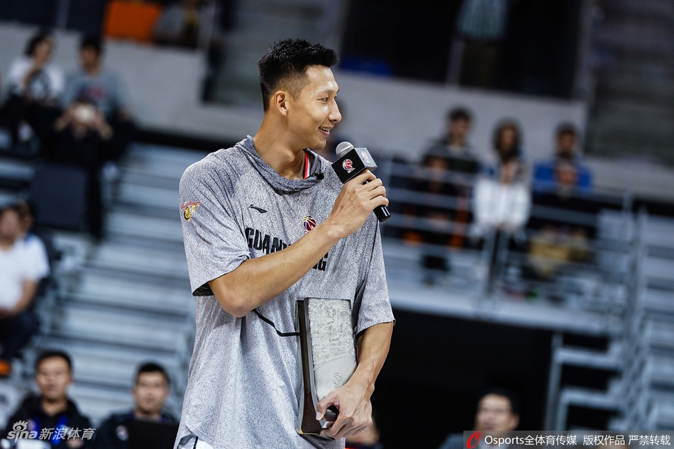 喜笑颜开！阿联获颁最佳防守队员奖杯