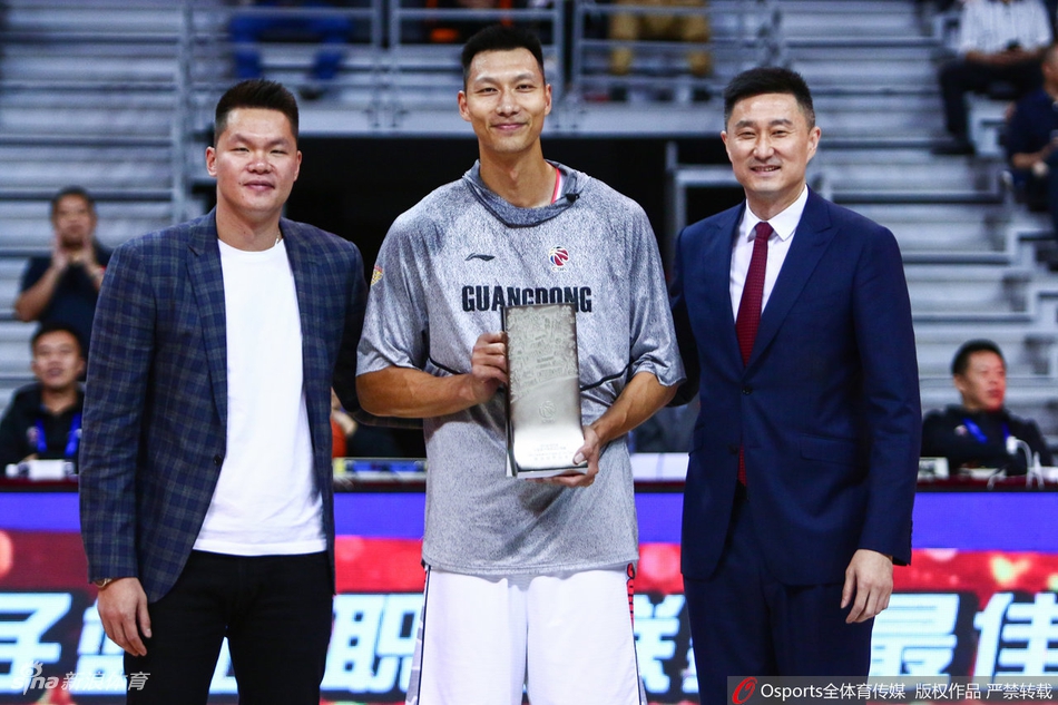 喜笑颜开！阿联获颁最佳防守队员奖杯