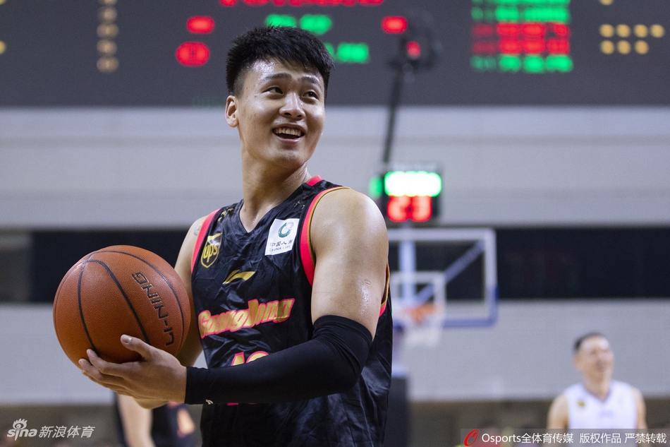 CBA1/4决赛：肯帝亚108-135广东