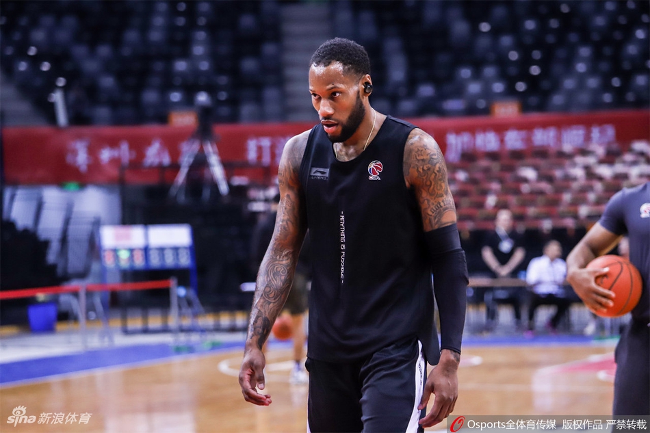 广东深圳赛前训练备战G4 阿联潇洒后仰