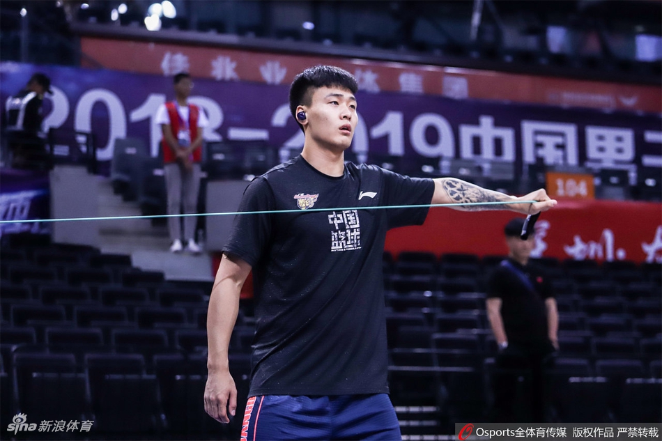 广东深圳赛前训练备战G4 阿联潇洒后仰