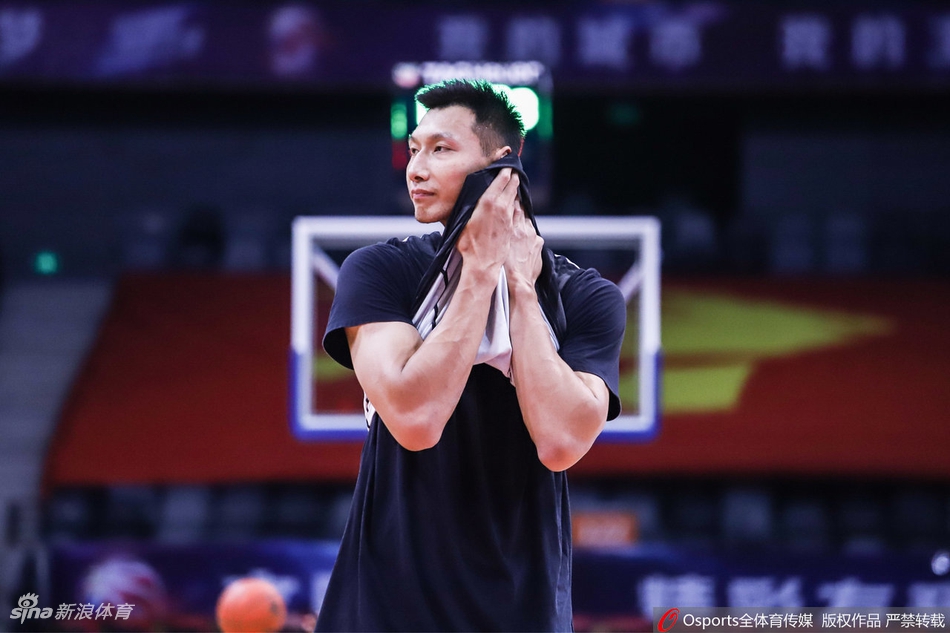 广东深圳赛前训练备战G4 阿联潇洒后仰