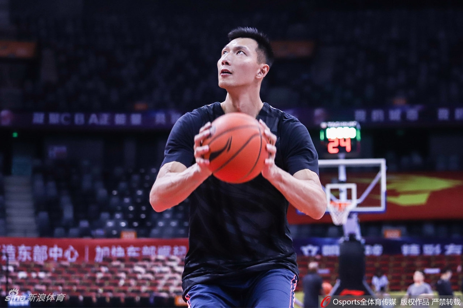 广东深圳赛前训练备战G4 阿联潇洒后仰