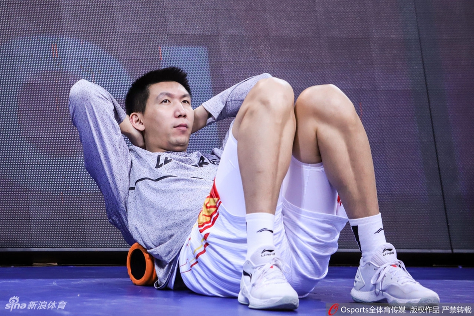 广东深圳赛前训练备战G4 阿联潇洒后仰