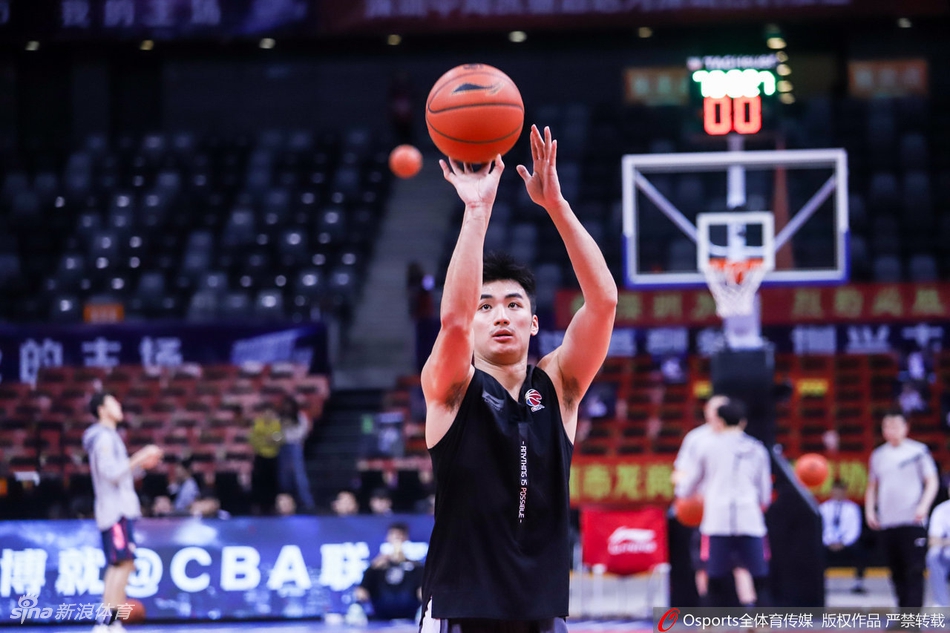 广东深圳赛前训练备战G4 阿联潇洒后仰