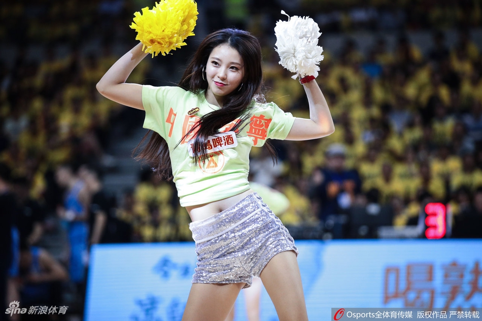 广东啦啦队队长热舞秀性感翘臀