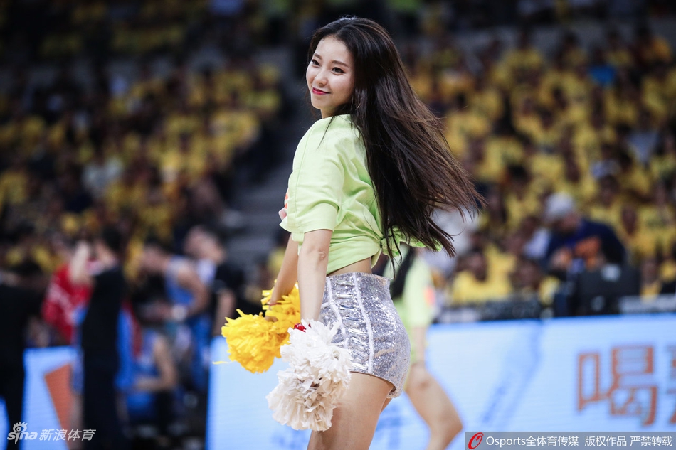 广东啦啦队队长热舞秀性感翘臀