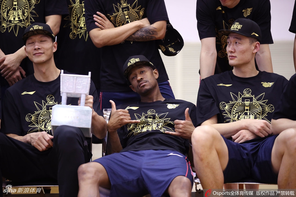 广东夺冠写真花絮阿联面露微笑