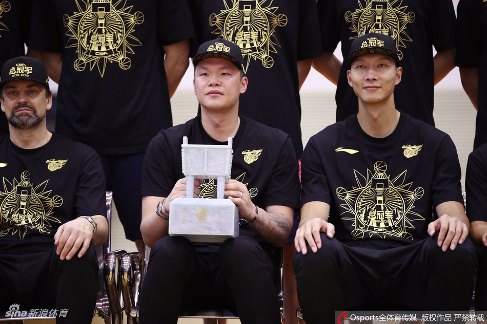 广东夺冠写真花絮阿联面露微笑