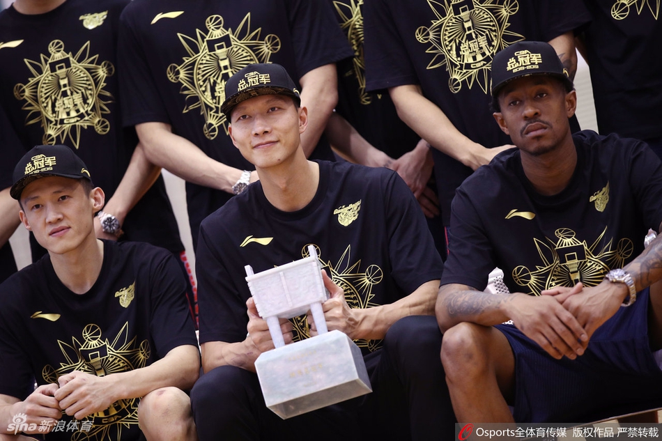 广东夺冠写真花絮阿联面露微笑