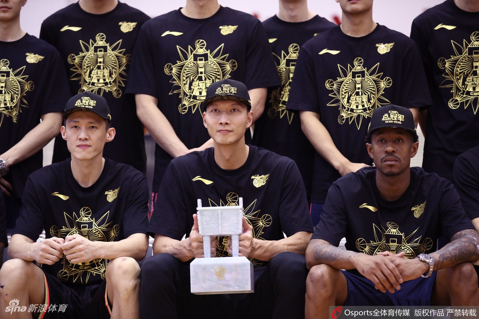 广东夺冠写真花絮阿联面露微笑