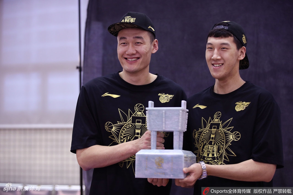 广东夺冠写真花絮阿联面露微笑