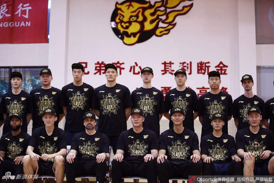 广东夺冠写真花絮阿联面露微笑