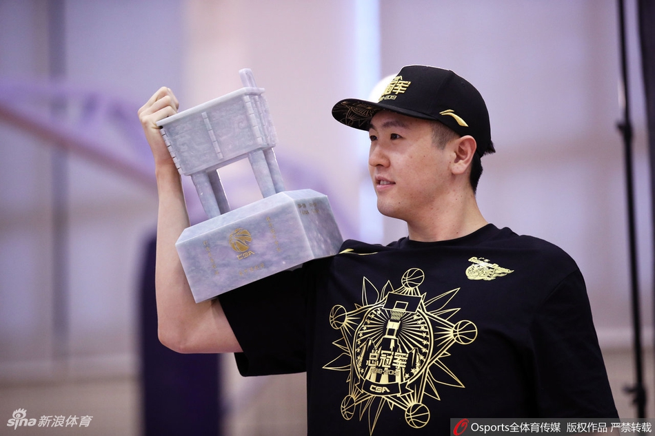 广东夺冠写真花絮阿联面露微笑