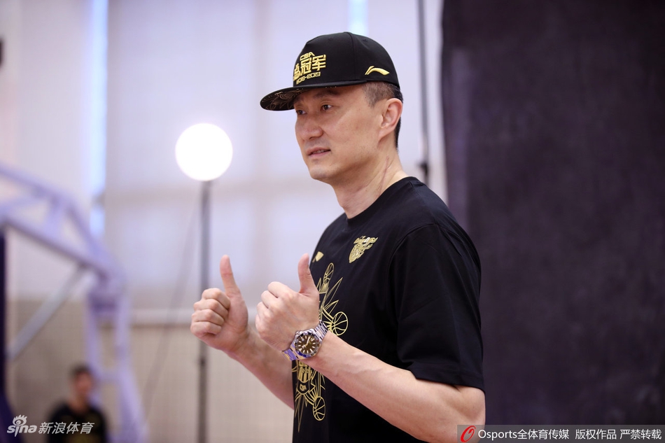 广东夺冠写真花絮阿联面露微笑