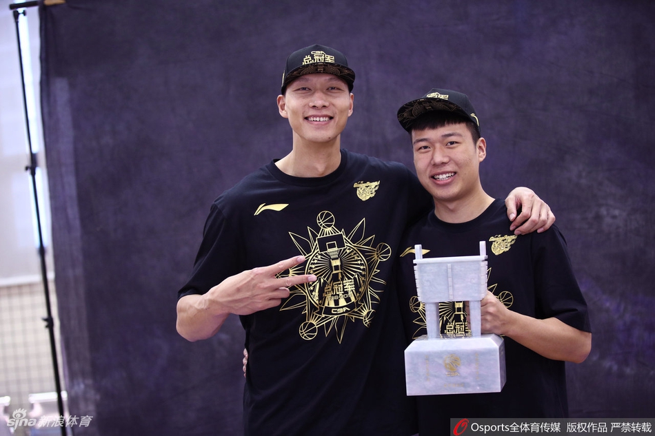 广东夺冠写真花絮阿联面露微笑