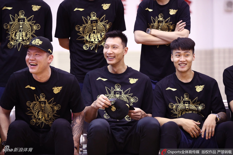 广东夺冠写真花絮阿联面露微笑