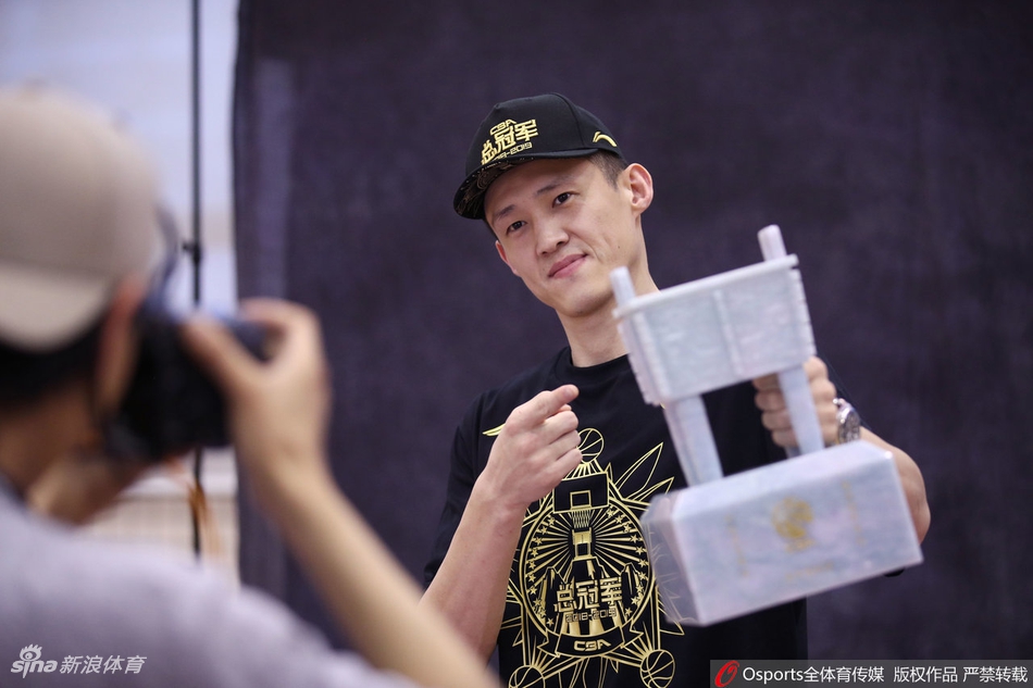 广东夺冠写真花絮阿联面露微笑