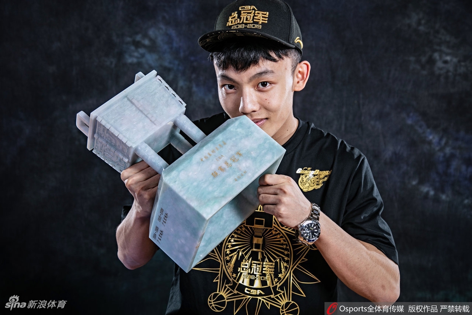 广东夺冠写真！阿联扛冠军鼎英气逼人