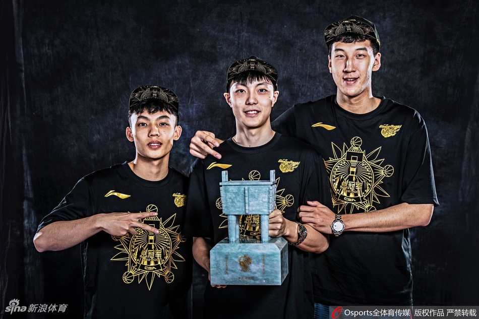 广东夺冠写真！阿联扛冠军鼎英气逼人