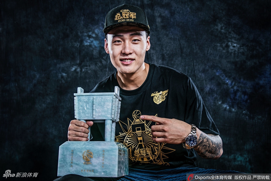 广东夺冠写真！阿联扛冠军鼎英气逼人