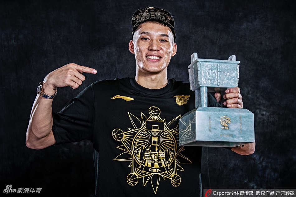 广东夺冠写真！阿联扛冠军鼎英气逼人